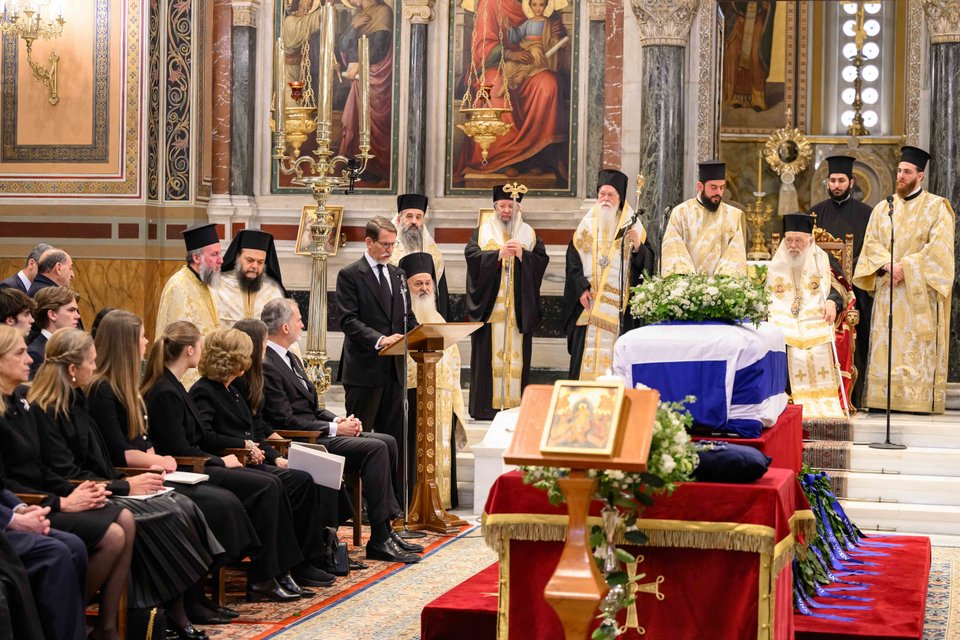 Ο Παύλος ντε Γκρες εκφωνεί επικήδειο λόγο 