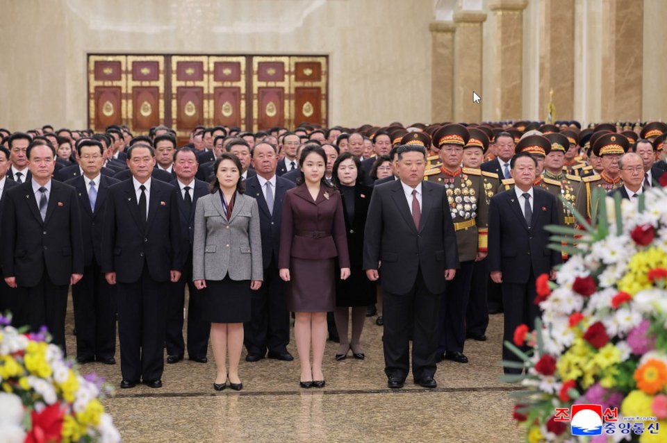 Η έφηβη κόρη του ηγέτη της Βόρειας Κορέας Κιμ κάνει την πρώτη της επίσημη επίσκεψη στο οικογενειακό μαυσωλείο