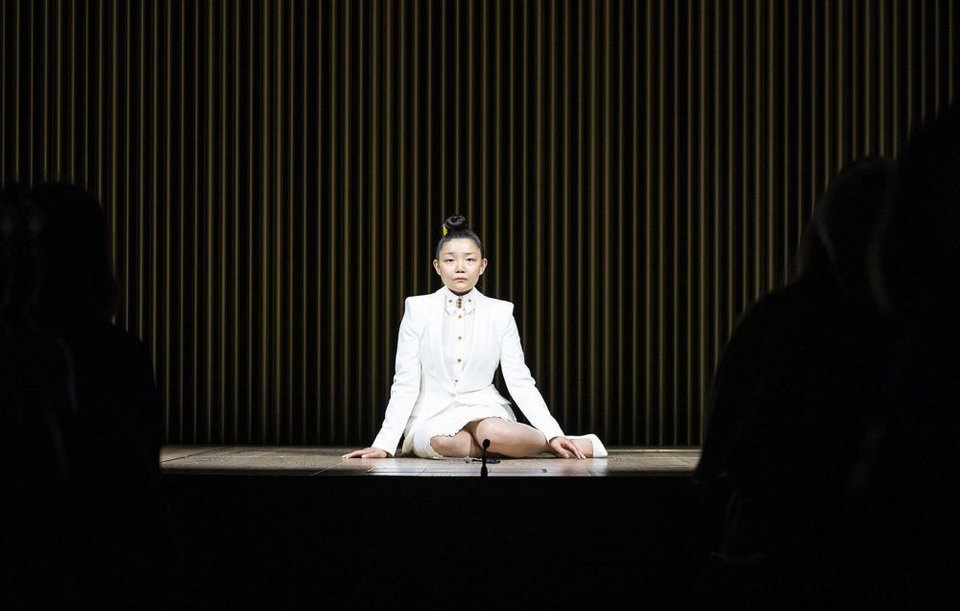 Η διεθνώς καταξιωμένη καλλιτέχνιδα της Performance Xie Rong με την παράσταση «怀旧 — Holding the Past»