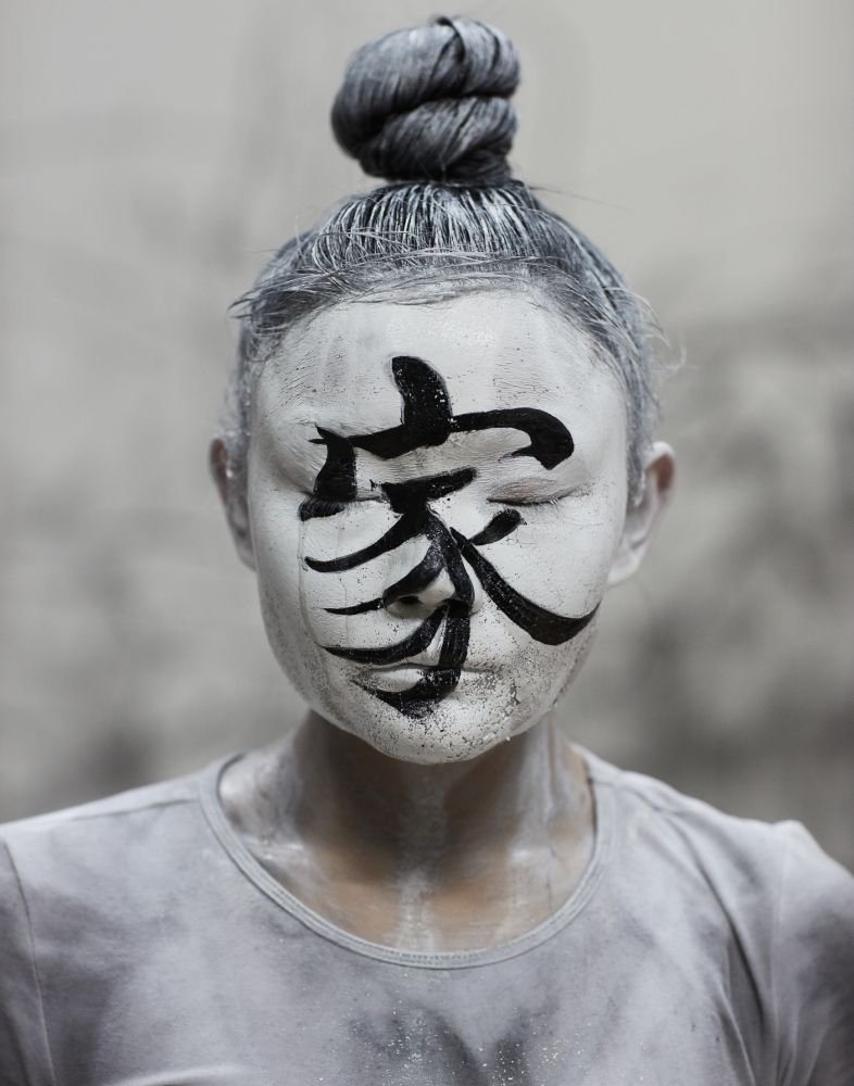 Μέσα από τη χρήση πηλού και μελάνης, υλικών με μακρά ιστορική και παραδοσιακή διαδρομή στην Ελλάδα και την Κίνα, η καλλιτέχνις Xie Rong δημιουργεί επί σκηνής ένα ζωντανό έργο τέχνης.