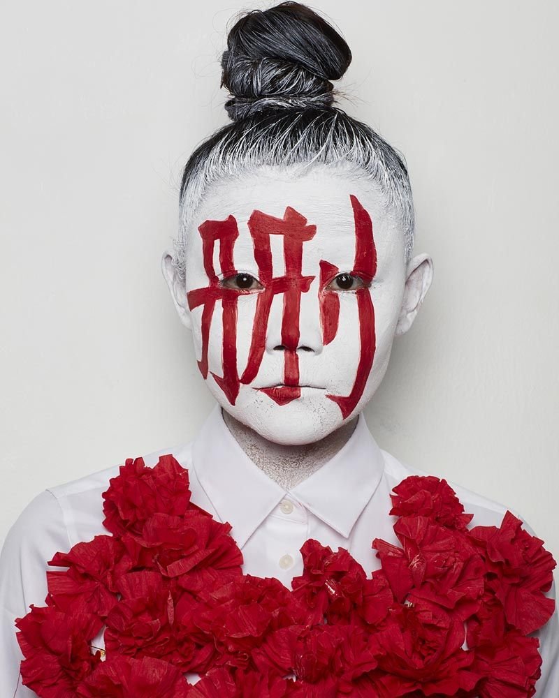 Λειτουργεί χρησιμοποιώντας ως βασικό μέσο το σώμα της και συνδυάζοντας πρακτικές όπως η κινέζικη καλλιγραφία, η ζωγραφική