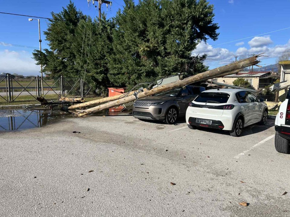 Οι άνεμοι προξένησαν πτώσεις σε κολώνες ηλεκτρικού ρεύματος και δέντρων