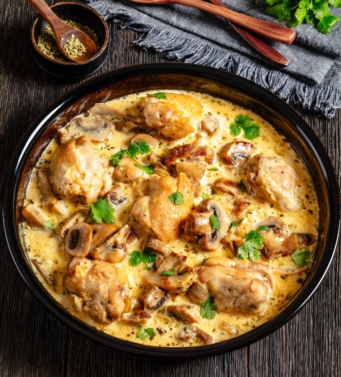 Λεμονάτο κοτόπουλο με μανιτάρια και κρέμα / Φωτογραφία: Shutterstock