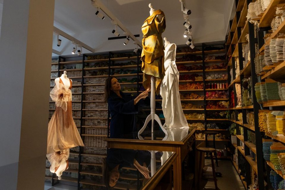 Η Νηματουργία Μέντης-Αντωνόπουλος (NH.M.A.) αποτελεί τη συνέχεια των ιστορικών βιοτεχνικών επιχειρήσεων «Μέντης» και «Αντωνόπουλος», που διασώθηκαν χάρη σε μια καινοτόμο πρωτοβουλία του Μουσείου Μπενάκη