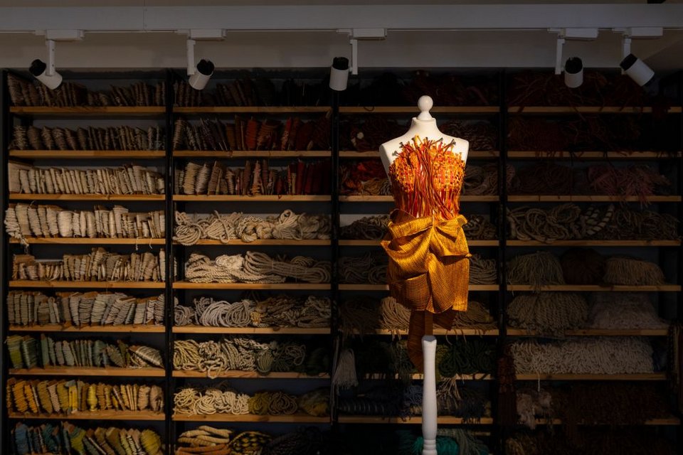 Η ελληνική παράδοση, πλούσια και μαγική, αποτελεί για την Denise Ελευθερίου μια σταθερή πηγή έμπνευσης – όχι ως κομμάτι του παρελθόντος, αλλά ως εργαλείο για τον σχεδιασμό του μέλλοντος