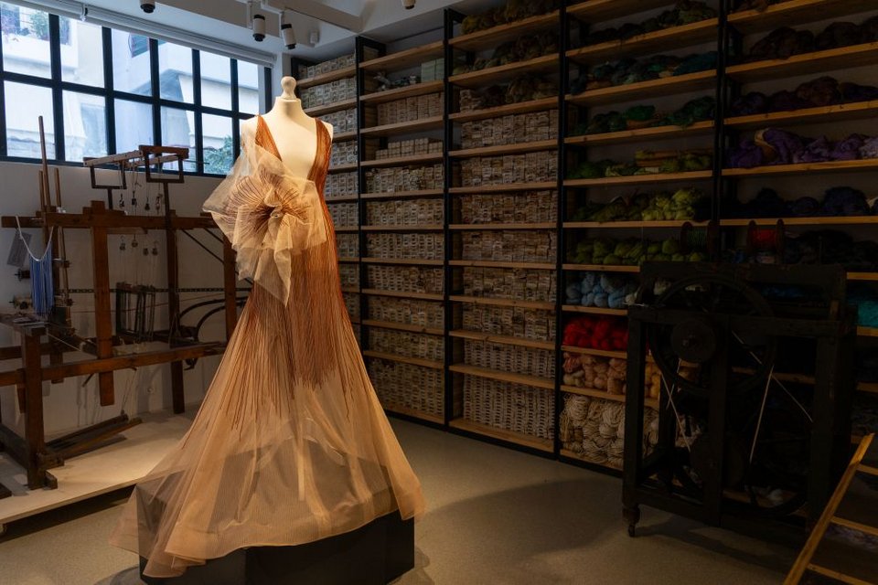 Η σχεδιάστρια πειραματιζεται με γραμμές, όγκους και αναλογίες που αντλούν έμπνευση από την υψηλή ραπτική, η οποία σε όλο το κόσμο προσεγγίζει όλο και περισσότερο τη γλυπτική