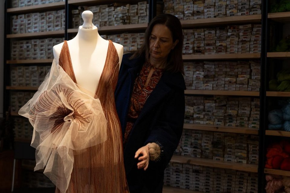 Η Denise Ελευθερίου είναι σχεδιάστρια ρούχων επί παραγγελία και νυφικών, γνωστή για τις ανώτερης ποιότητας τεχνικές υψηλής ραπτικής που εφαρμόζει στις δημιουργίες της