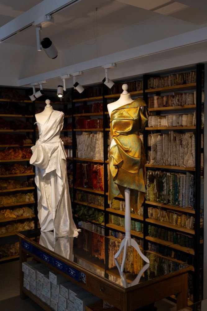 Η σχεδιάστρια απομακρύνεται συνειδητά από τη στερεοτυπική ανάγνωση της παράδοσης και προτείνει μια νέα, σύγχρονη και avant-garde οπτική