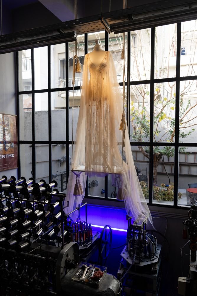 Η έκθεση διαρκέσει έως τις 28 Μαρτίου 2026, παρουσιάζοντας μια σύγχρονη, avant-garde προσέγγιση στο ένδυμα μέσα από τη διάσταση του νήματος