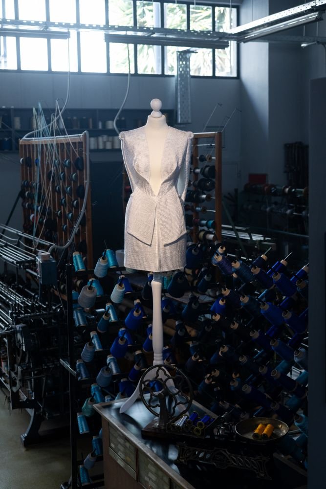 Το Μουσείο Μπενάκη φιλοξενεί την έκθεση «ΝΗΜΑΤΩΝ ΕΝΔΥΜΑ» της σχεδιάστριας Denise Ελευθερίου στους χώρους της Νηματουργίας Μέντης – Αντωνόπουλος (ΝΗ.Μ.Α.).