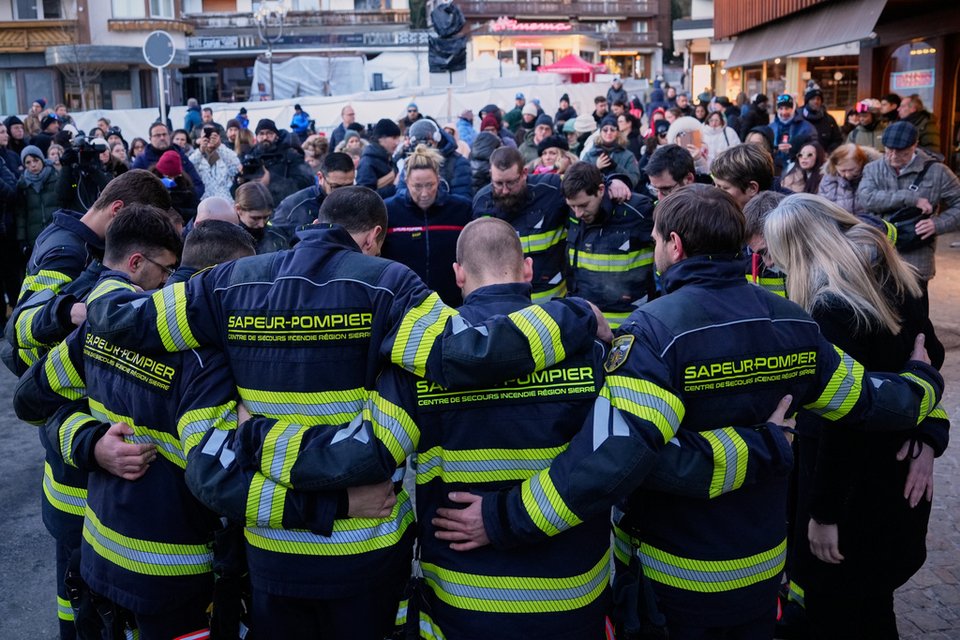 Πυροσβέστες που συμμετείχαν στις επιχειρήσεις διάσωσης τη νύχτα της πυρκαγιάς / Φωτογραφία: AP