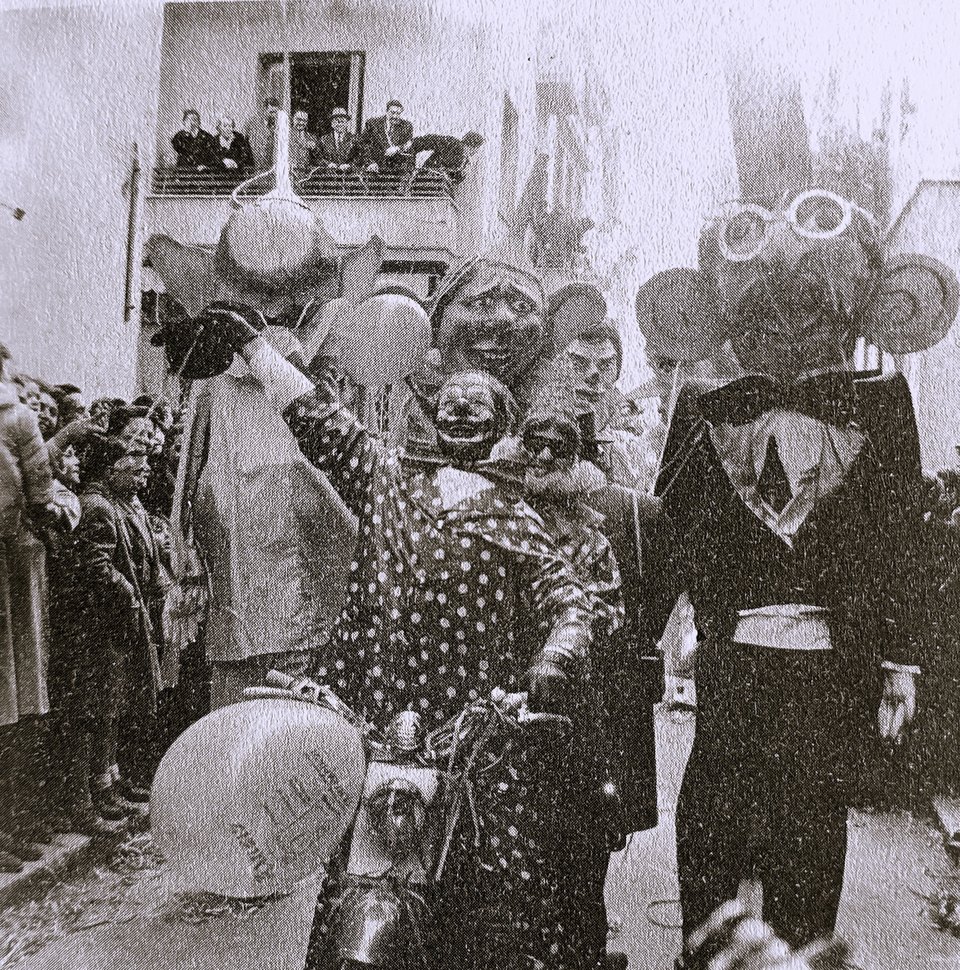 Μασκαράδες στα στενά της Πλάκας 