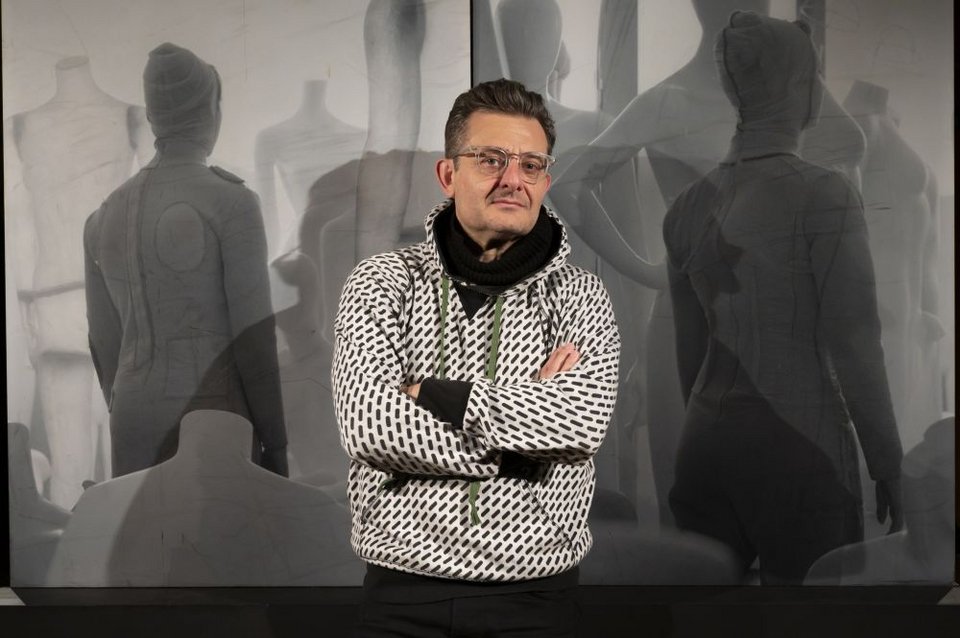 Ο διακεκριμένος καλλιτέχνης Γιώργος Δρίβας, προσκεκλημένος ResidentM για το 2025, έχει δημιουργήσει μια περιπατητική δράση/έκθεση διαλογικού χαρακτήρα με ήχους, σιωπές, ψηφιακό κείμενο, βίντεο, μουσική και περφόρμανς