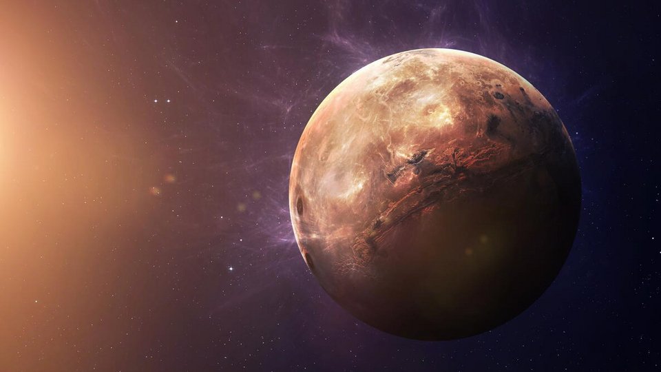 Σε μάζα είναι περίπου 20 φορές μικρότερος από τη Γη και σε διάμετρο μόλις λίγο μεγαλύτερος από την Αυστραλία, αλλά σε πυκνότητα είναι δεύτερος στο Ηλιακό Σύστημα μετά τη Γη / SHUTTERSTOCK