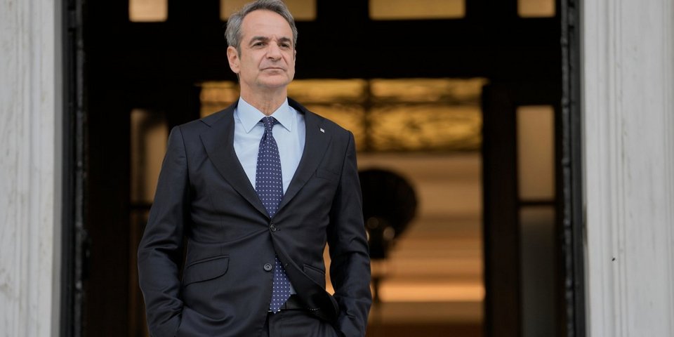 Ο Κυριάκος Μητσοτάκης στην είσοδο του μεγάρου Μαξίμου / Φωτογραφία: AP Photo/Petros Giannakouris