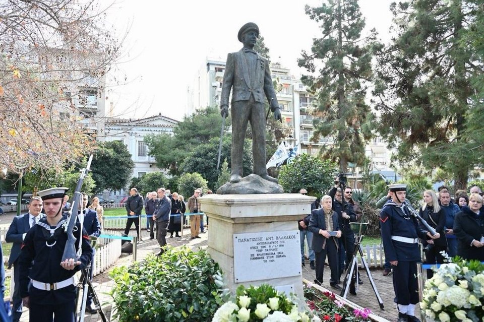 Στη σεμνή τελετή παραβρέθησαν μέλη των οικογενειών των πεσόντων στα Ίμια, εκπρόσωποι της Περιφερειακής και Τοπικής Αυτοδιοίκησης, Συλλόγων και άλλων Αρχών.
