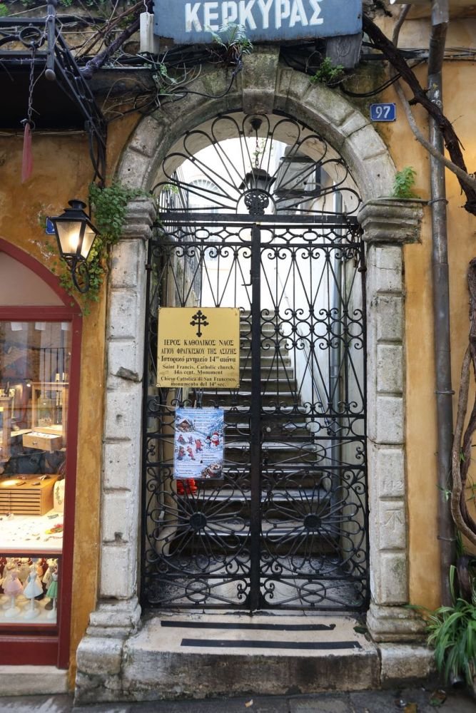 Μια βαριά περίτεχνη σιδερένια καγκελόπορτα και μια πέτρινη σκάλα, «οδηγούν στην αποκάλυψη»