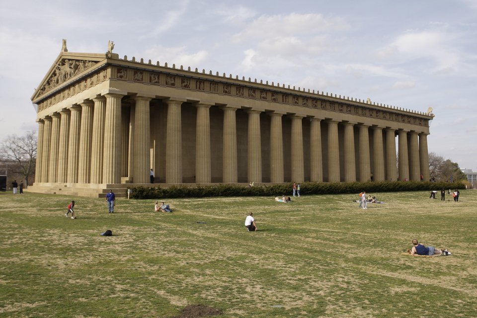 Κόσμος χαλαρώνει κοντά στον Παρθενώνα στο Νάσβιλ του Τενεσί 