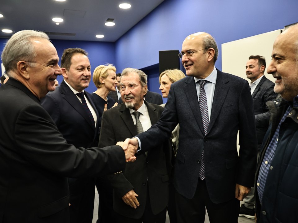 Ο αντιπρόεδρος της ΝΔ Κωστής Χατζηδάκης με τον Νίκο Παπαθανάση- Φωτογραφία: ΓΙΑΝΝΗΣ ΠΑΝΑΓΟΠΟΥΛΟΣ / EUROKINISSI