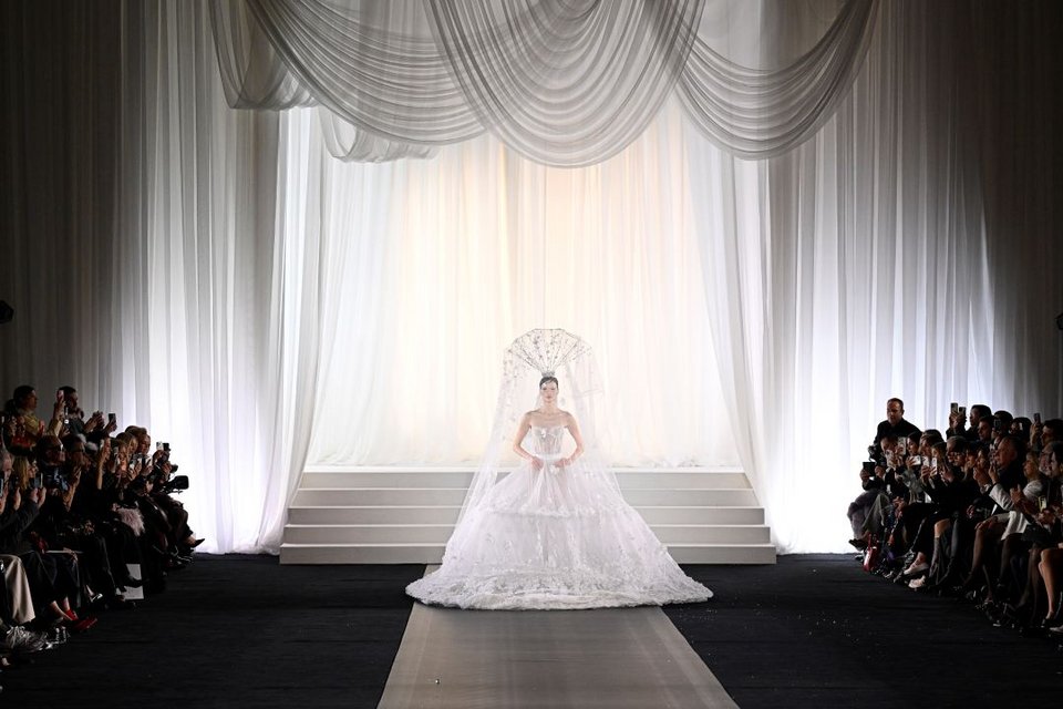 Η διεθνής σχεδιάστρια μόδας Celia Kritharioti παρουσίασε την συλλογή της, με άρωμα Old Hollywood, στην Εβδομάδα Μόδας στο Παρίσι.