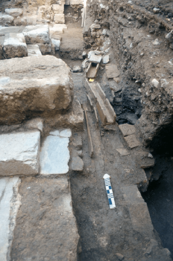 Το ανάλημμα της αρχαίας οδού Τριπόδων στον αύλειο χώρο. Διακρίνονται υστερορωμαϊκοί-παλαιοχριστιανικοί αγωγοί