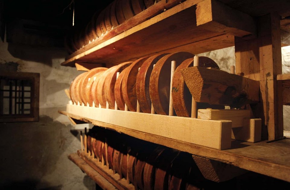 Σήμερα, από τις τελευταίες απτές αποδείξεις αυτής της παράδοσης βρίσκεται στο υπόγειο του Ζαν-Ζακ Ζουφερέ, στο ίδιο χωριό / FACEBOOK