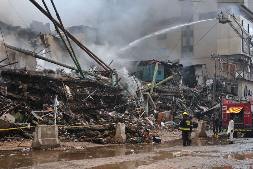 Η πυρκαγιά ξέσπασε αργά το βράδυ του Σαββάτου στο πολυώροφο εμπορικό κέντρο Gul Plaza