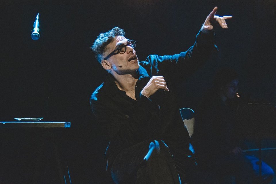 Από τις 6 Φεβρουαρίου, η παράσταση-εμπειρία του Γιώργου Παπαγεωργίου έρχεται στο Θέατρο ΔΙΠΥΛΟΝ.