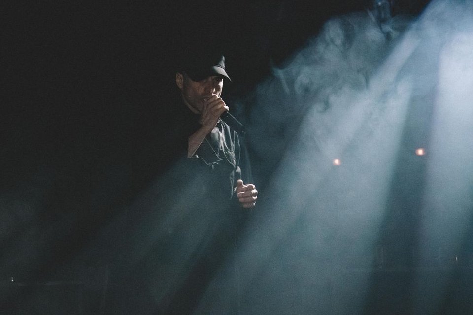 Η πρωτότυπη μουσική και τα ηχητικά τοπία του Αλέξανδρου-Δράκου Κτιστάκη αναδεικνύουν βασικά πεδία της παράστασης