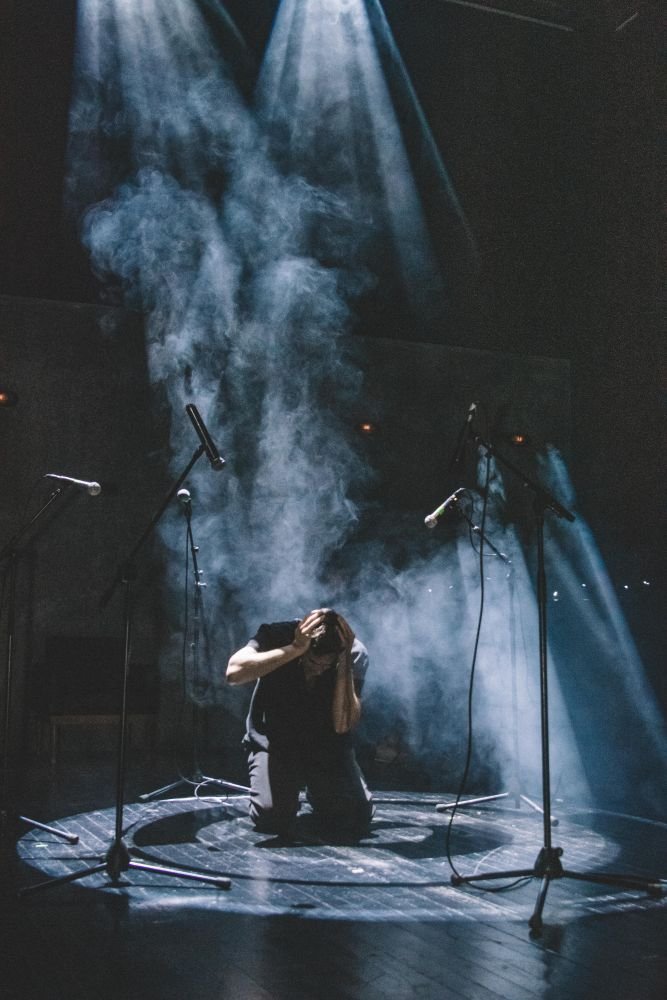 «Μέσα σ’ έναν τερατώδη κόσμο, πώς γίνεται να μη μετατραπείς σε τέρας;»