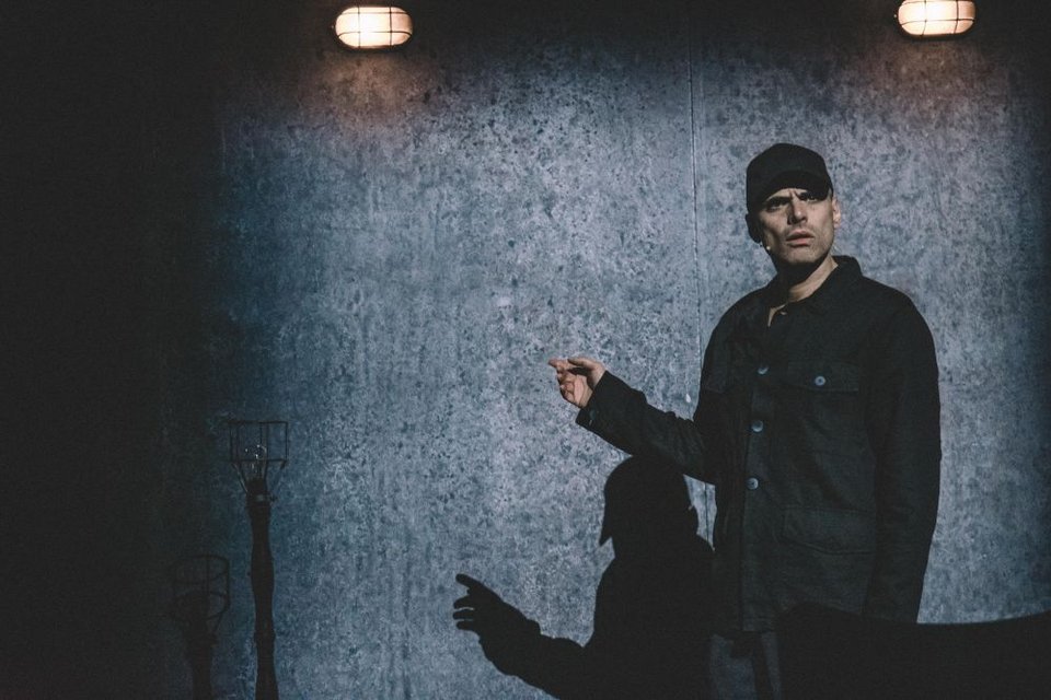 Ένας ηθοποιός-performer υποδύεται όλους τους ρόλους της ιστορίας