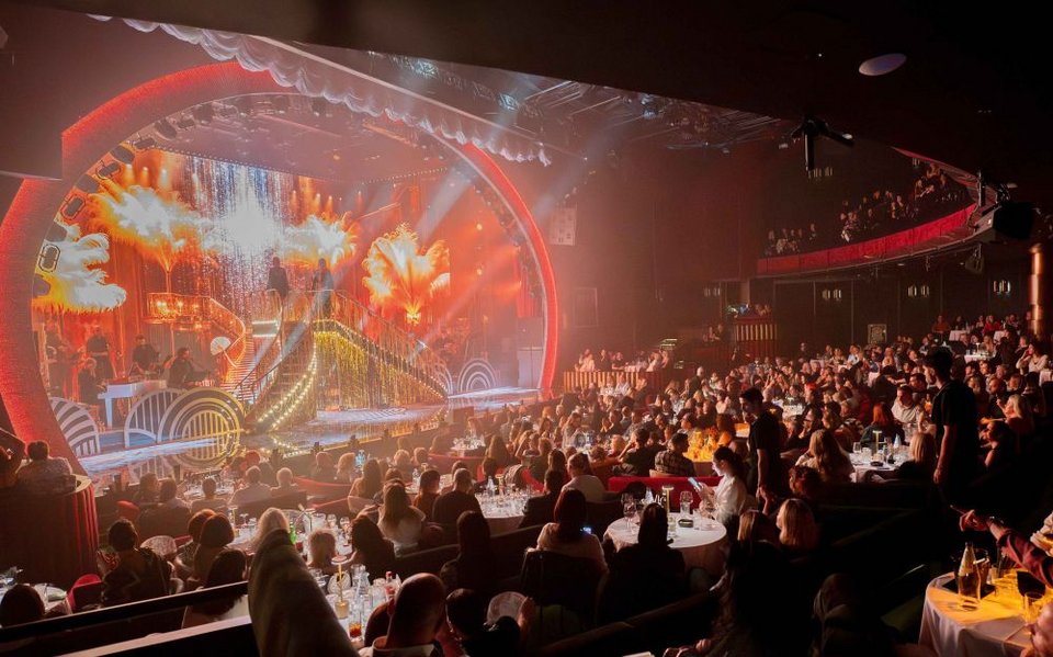 Η σκηνοθετική και καλλιτεχνική σφραγίδα του Φωκά Ευαγγελινού μεταμόρφωσε το NOX σε έναν μαγικό, βελούδινο, glamorous θεατρικό χώρο