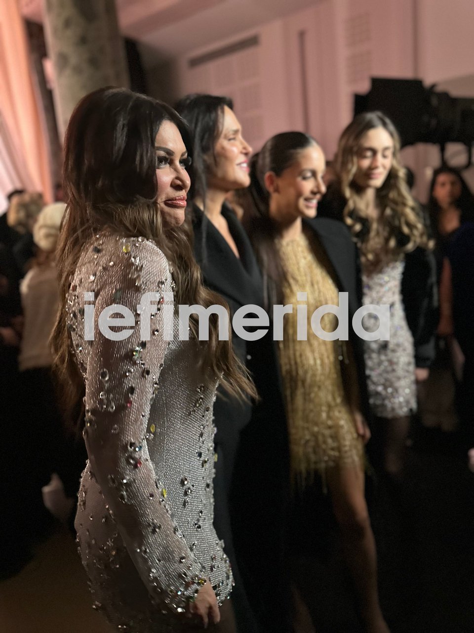 Η Κίμπερλι Γκίλφοϊλ με τη Σήλια Κριθαριώτη και την Αλεξάνδρα Νίκα 