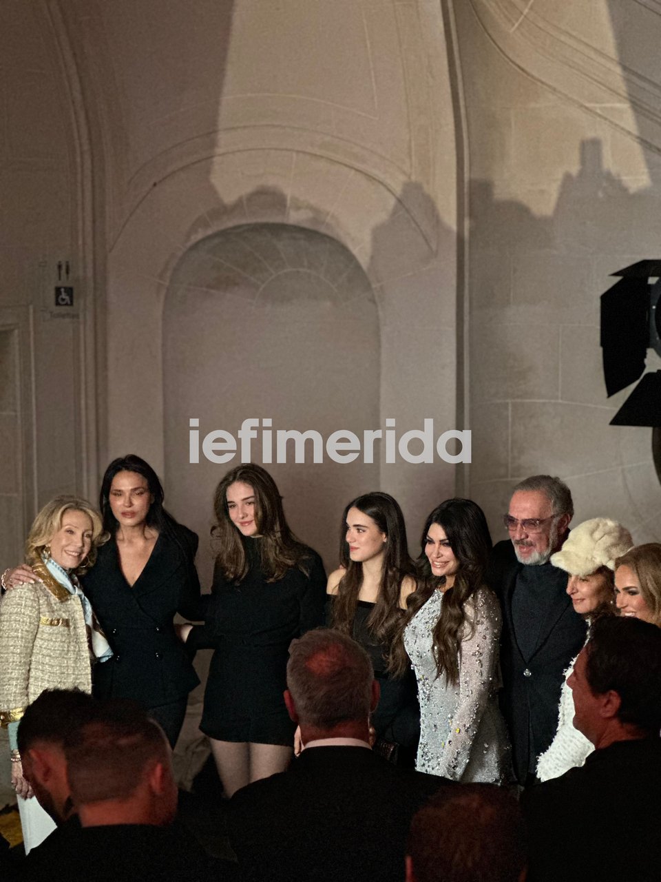 Η Σήλια Κριθαριώτη με οικογένεια και φίλους μετά το σόου της