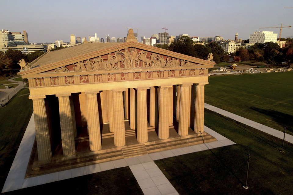 Η αναπαράσταση του Παρθενώνα με φόντο τον ορίζοντα του Νάσβιλ, Τενεσί, στο Centennial Park 