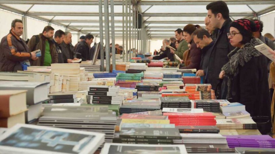 To Παζάρι Βιβλίου της Αθήνας, σε μια σύγχρονη υπαίθρια και στεγασμένη εγκατάσταση, με βιβλία για κάθε γούστο από 1 ευρώ