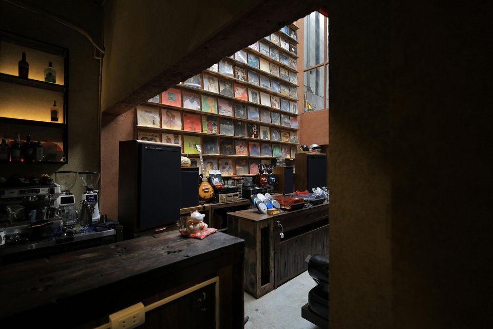 Σε έναν κόσμο που μοιάζει διαρκώς πιο θορυβώδης, όλο και περισσότεροι νέοι επιλέγουν τη σιωπηλή απόλαυση της μουσικής αντί για τα εκκωφαντικά night clubs / SHUTTERSTOCK