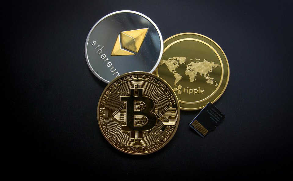 Εμβληματικό παράδειγμα αποτελεί το Bitcoin. Όταν εμφανίστηκε το 2008, παρουσιάστηκε ως ένα αποκεντρωμένο νόμισμα, ανεξάρτητο από κυβερνήσεις και τράπεζες, βασισμένο σε ένα δημόσιο, κατανεμημένο καθολικό: το blockchain / PEXELS