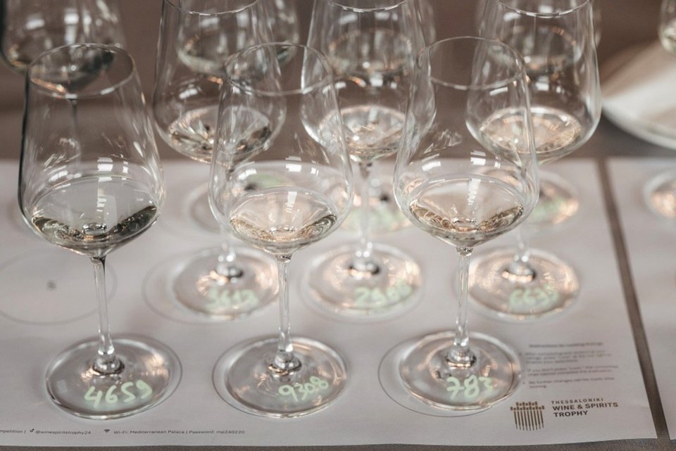 Ο Διαγωνισμός, που ξεκίνησε την πορεία του το 1999, απευθύνεται στους Έλληνες και Κύπριους οινοποιούς και αποσταγματοποιούς, στοχεύοντας πάντα στην ποιοτική εξέλιξη και στην ανάδειξη των προϊόντων τους στην Ελλάδα και το εξωτερικό