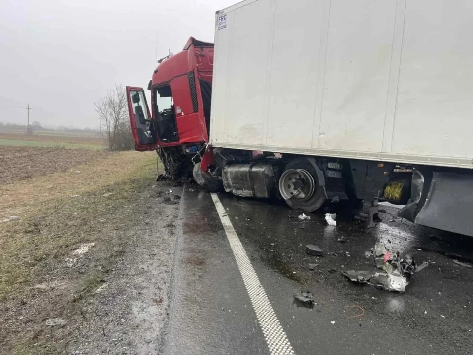 Το βυτιοφόρο μετά τη σύγκρουση με το βαν / Φωτογραφία lugojinfo  
