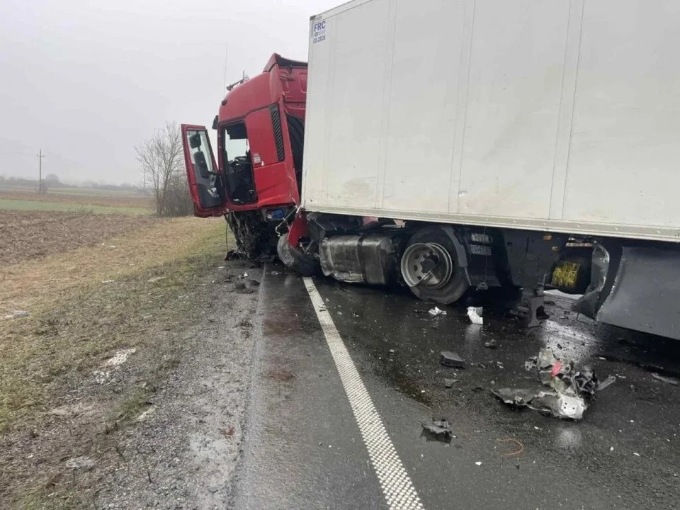 Το βυτιοφόρο μετά τη σύγκρουση με το βαν / Φωτογραφία: lugojinfo