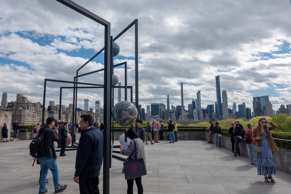 Κόσμος στην ταράτσα του Metropolitan Museum of Art στη Νέα Υόρκη απολαμβάνει τη θέα στον ορίζοντα της πόλης 
