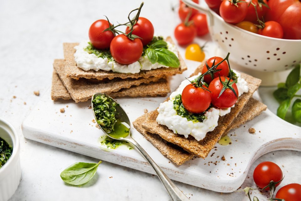 Κράκερ με cottage και ντοματίνια