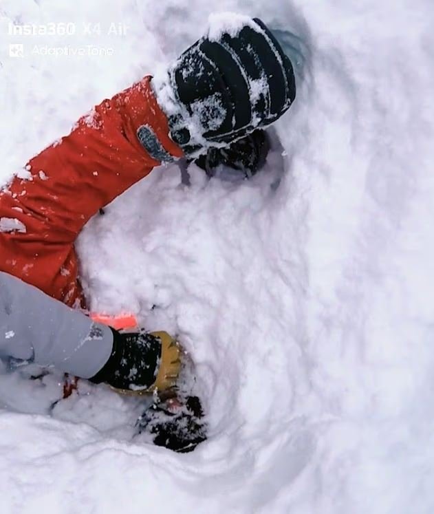 Ο σκιέρ απελευθέρωσε πρώτα το κεφάλι του άνδρα προκειμένου να μπορεί να αναπνεύσει 
