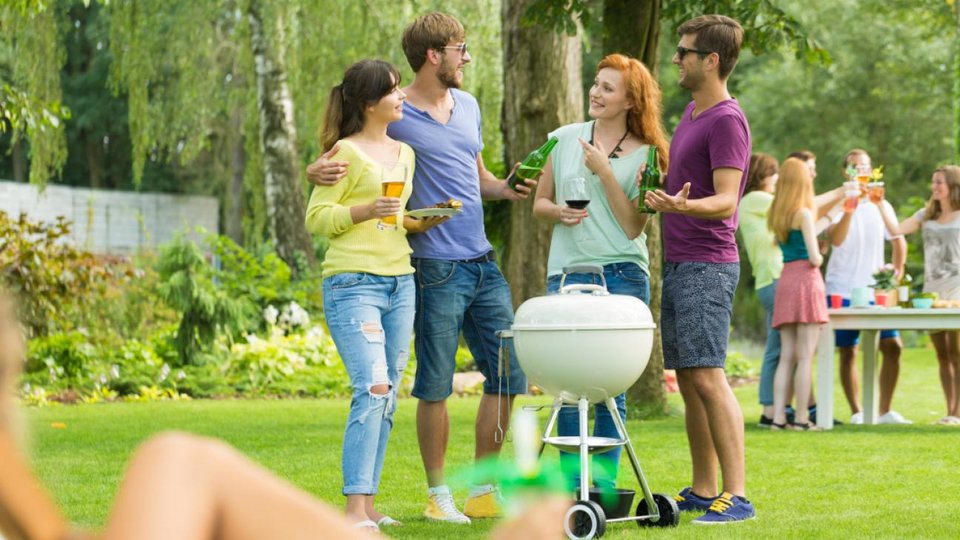 Στις αρχές της δεκαετίας του 2000, ορισμένες ψυχολογικές μελέτες είχαν προκαλέσει συζητήσεις υποστηρίζοντας ότι οι επιφανειακές συνομιλίες όχι μόνο δεν μας ωφελούν, αλλά ενδέχεται να έχουν και αρνητική επίδραση στη διάθεση και στην αίσθηση κοινωνικής πληρότητας / SHUTTERSTOCK