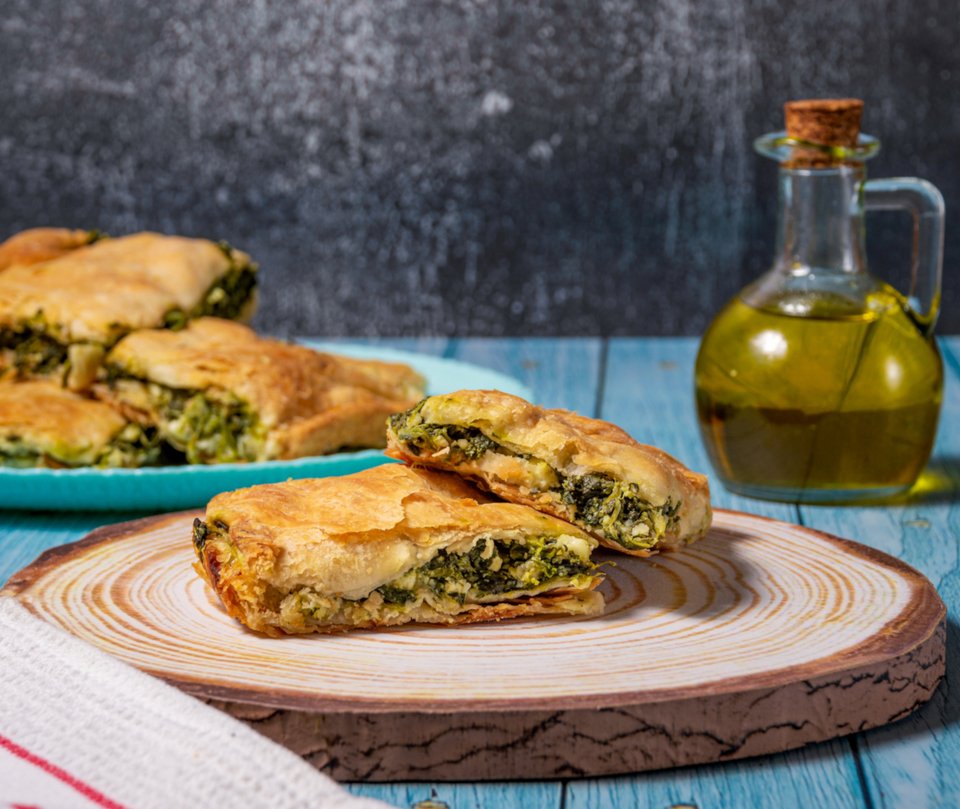 Σπανακόπιτα με χωριάτικο φύλλο και φέτα / Φωτογραφία: Shutterstock