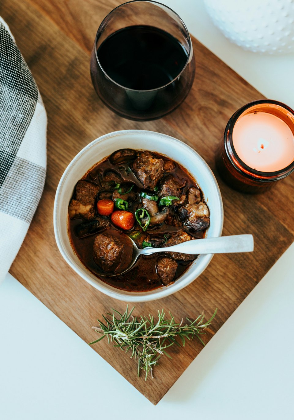 Σπιτικός ζωμός με μοσχάρι και κόκκινο κρασί / Φωτογραφία: Unsplash