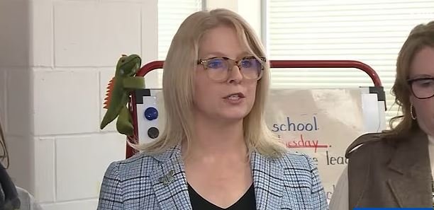 Η Ζίνα Στένβικ, Διευθύντρια της Δημόσιας Σχολικής Περιφέρειας Κολούμπια Χάιτς, ισχυρίστηκε ότι αρκετοί μαθητές έχουν συλληφθεί από την ICE τις τελευταίες εβδομάδες