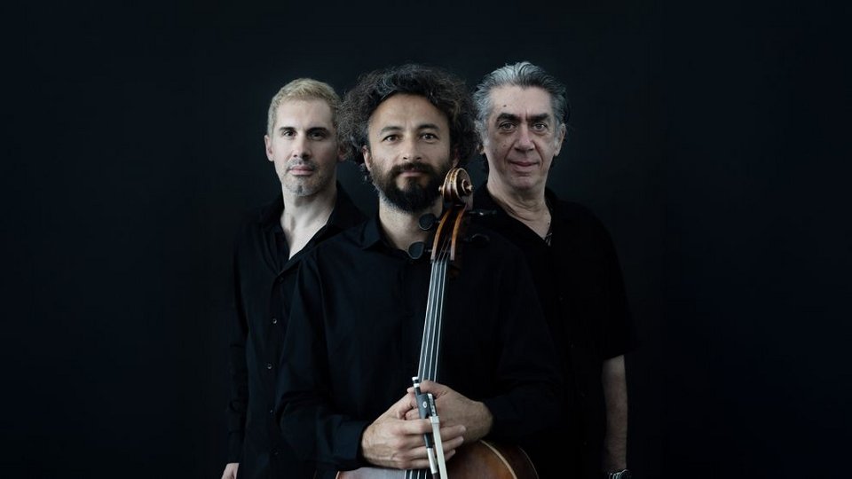 Ο ηθοποιός Κώστας Μπερικόπουλος, ο λυρικός τραγουδιστής Νίκος Ζιάζιαρης και ο διεξιοτέχνης σολίστας του βιολοντσέλου Αλέξανδρος Μποτίνης γίνονται η φωνή του Λουκή Λάρα