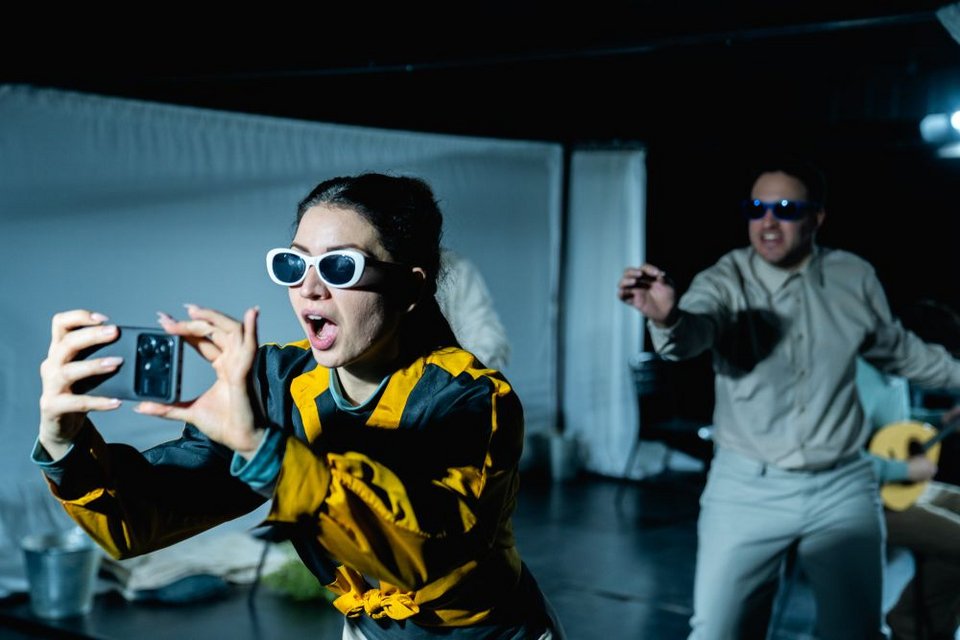 Οι ηθοποιοί: Φίλιππος Κοντογιώργης, Θανάσης Λυσανδρόπουλος, Σταύρια Νικολάου και Γρηγόρης Πανταζής, εναλλάσσονται σε όλους τους ρόλους του έργου